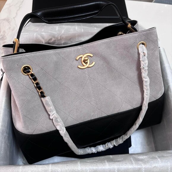 Chanel women's handbag. - Picture 1 of 9